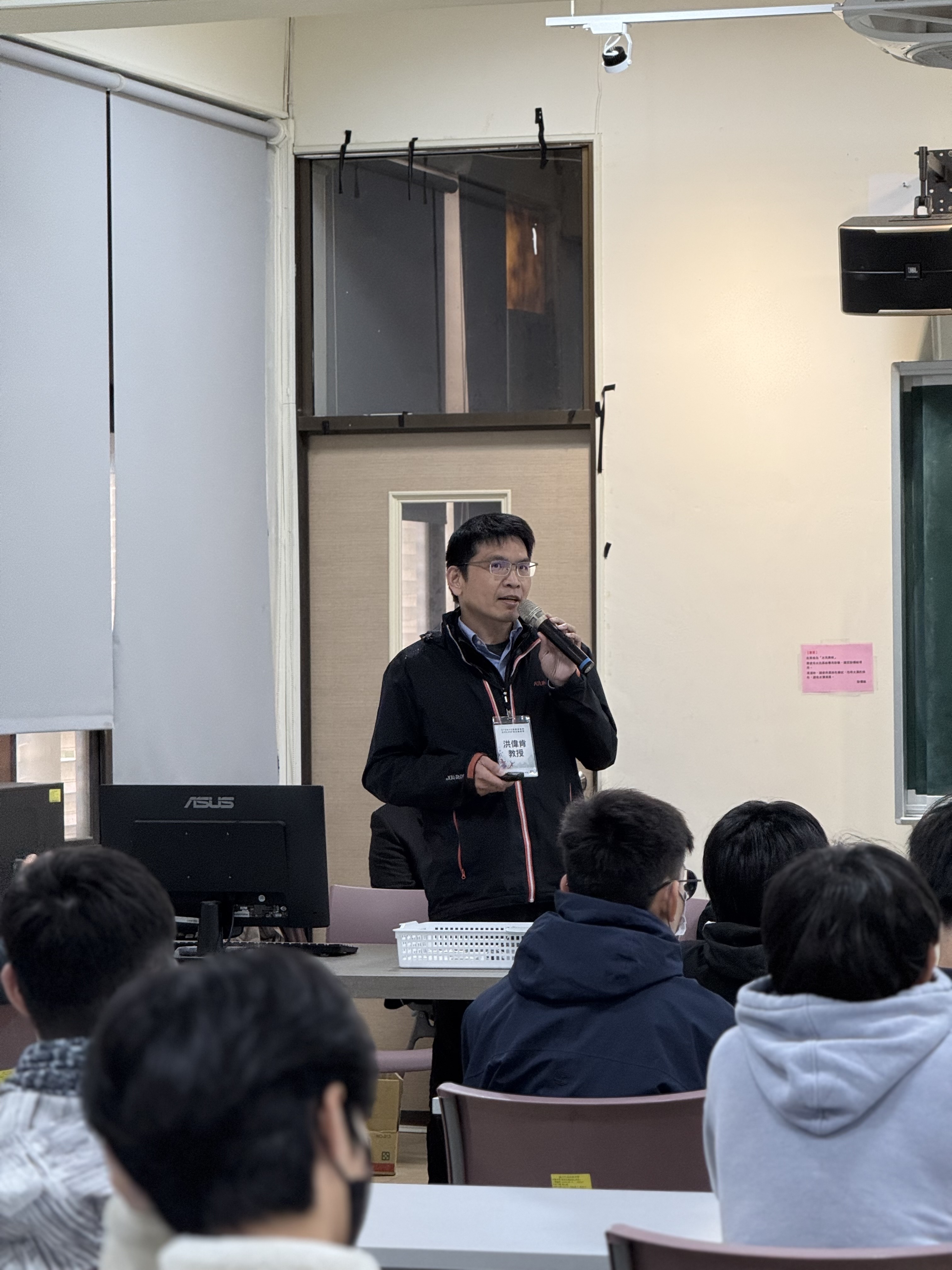 洪偉肯組長講授設計與創新課程