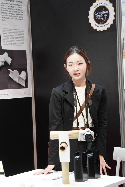 說明：大三陳冠臻同學展出『可省力快速搭設棚架之多通元件』專利創作.png