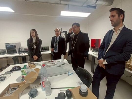 說明：大三生陳冠臻參訪法國頂尖設計名校Rubika的3D列印工坊