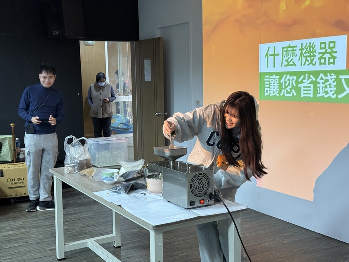 午餐時間學生體驗榨油(另開新視窗/jpg檔)圖片