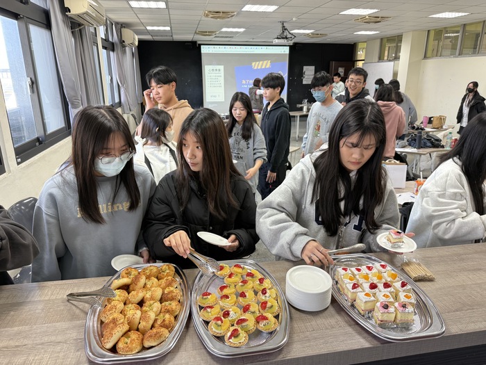 午茶時光補充能量　學生迫不及待享用美味點心(另開新視窗/jpg檔)圖片