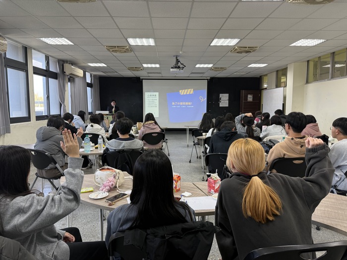 學生開心參與課堂　踴躍舉手分享想法(另開新視窗/jpg檔)圖片
